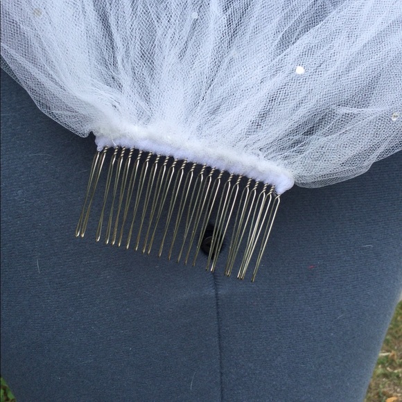 Wedding Veil  ivory, double layer, metal Comb with stones - Picture 3 of 3